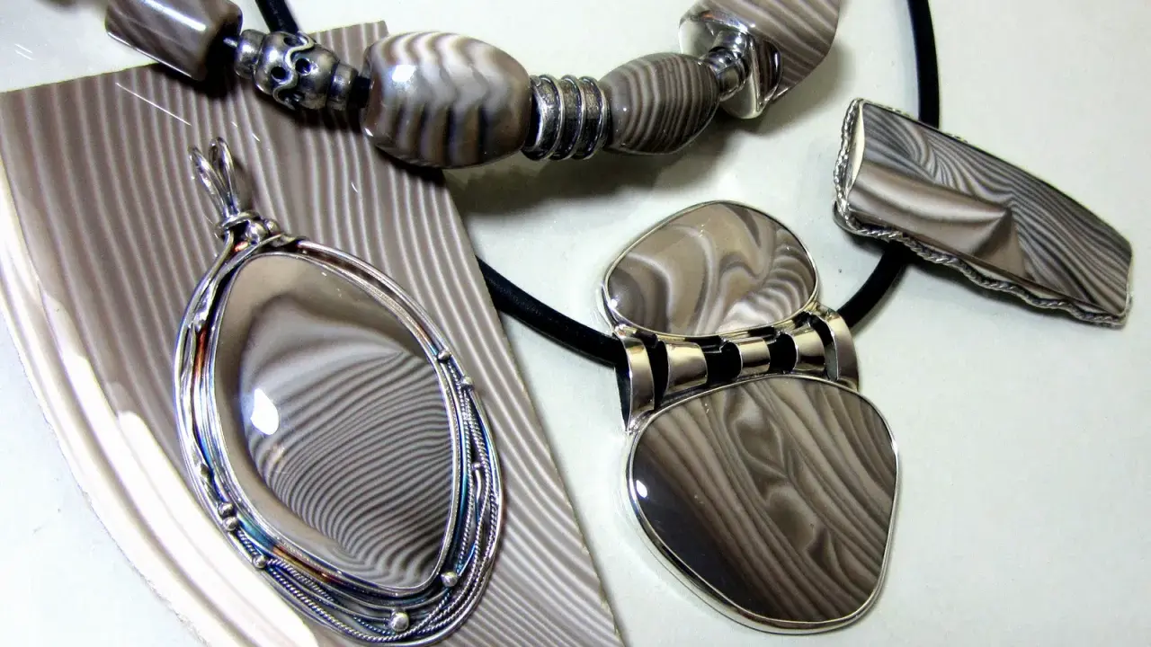 Biżuteria z pięknym, pasiastym krzemieniem. Naszyjnik i wisiorki zdobią unikatowe wzory kamienia.