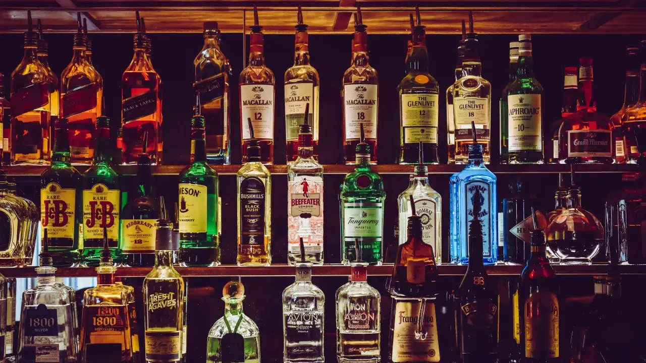 Z czym pić whisky? Odkryj klasyczne i zaskakujące połączenia!