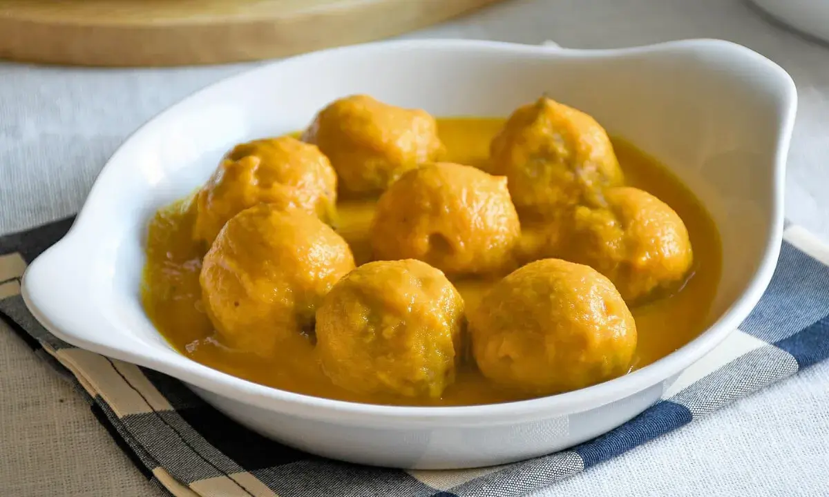 Deliciosas albóndigas para bebés, tiernas y jugosas, bañadas en una suave salsa dorada. Perfectas para los más pequeños.
