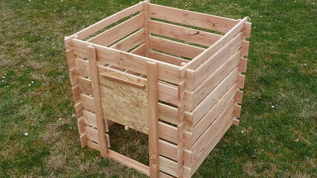 Un composteur maison en bois, prêt à accueillir vos déchets verts pour un jardin plus écologique.