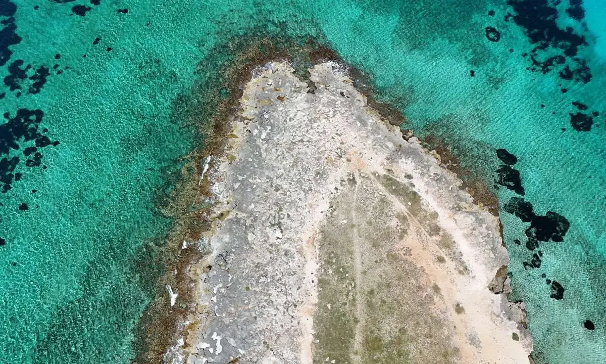 Scogliere rocciose e acque cristalline vicino a Gallipoli città.