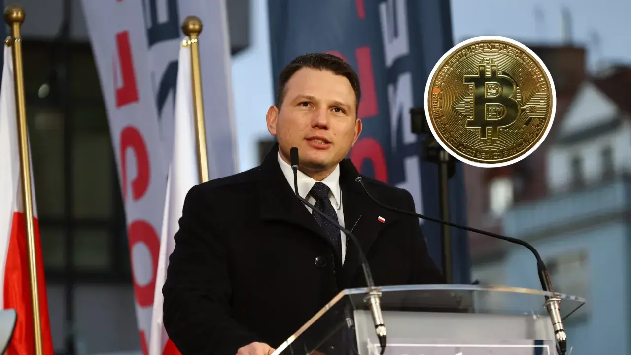 Sławomir Mentzen przemawia, a obok niego widnieje złoty symbol bitcoina, sugerując jego zainteresowanie kryptowalutami.