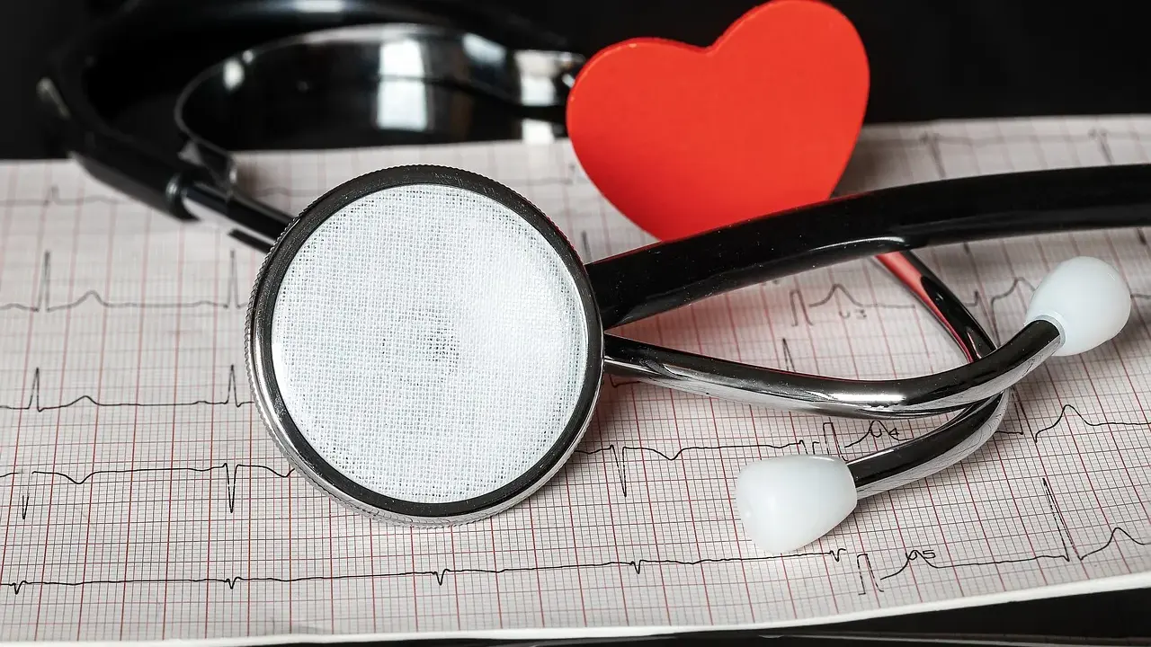 Stetoskop i czerwone serce na tle zapisu EKG. Dbamy o Twoje nt probnp.