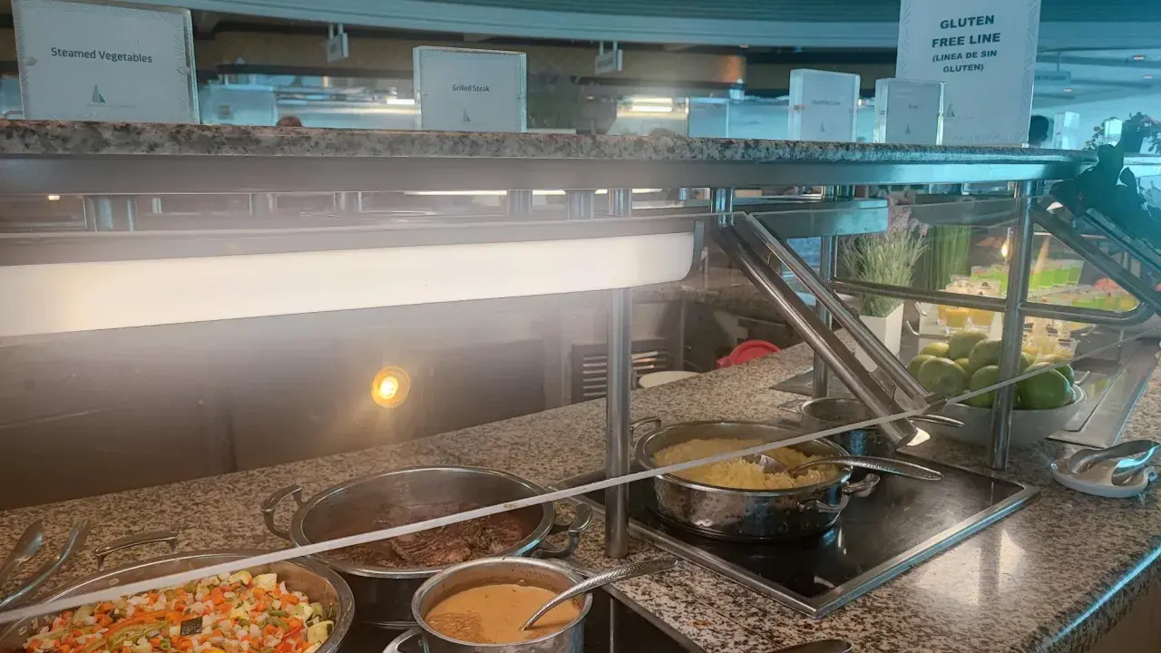 Buffet con verdure miste, bistecca alla griglia e purè di patate. Un'ottima opzione per il tuo pacchetto bevande Royal Caribbean.