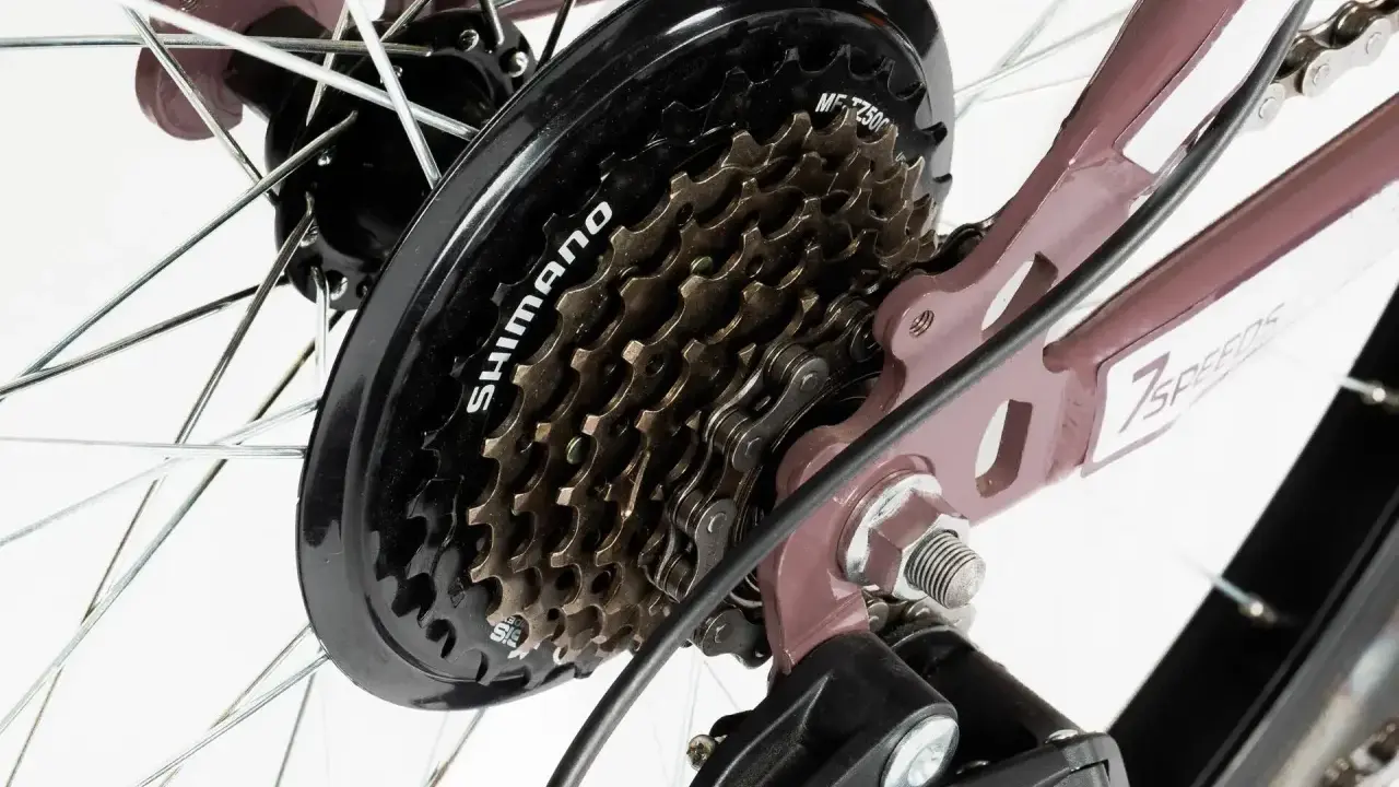Kaseta z siedmioma przełożeniami, widoczna jest nazwa Shimano. Idealna do miejskich wypraw.