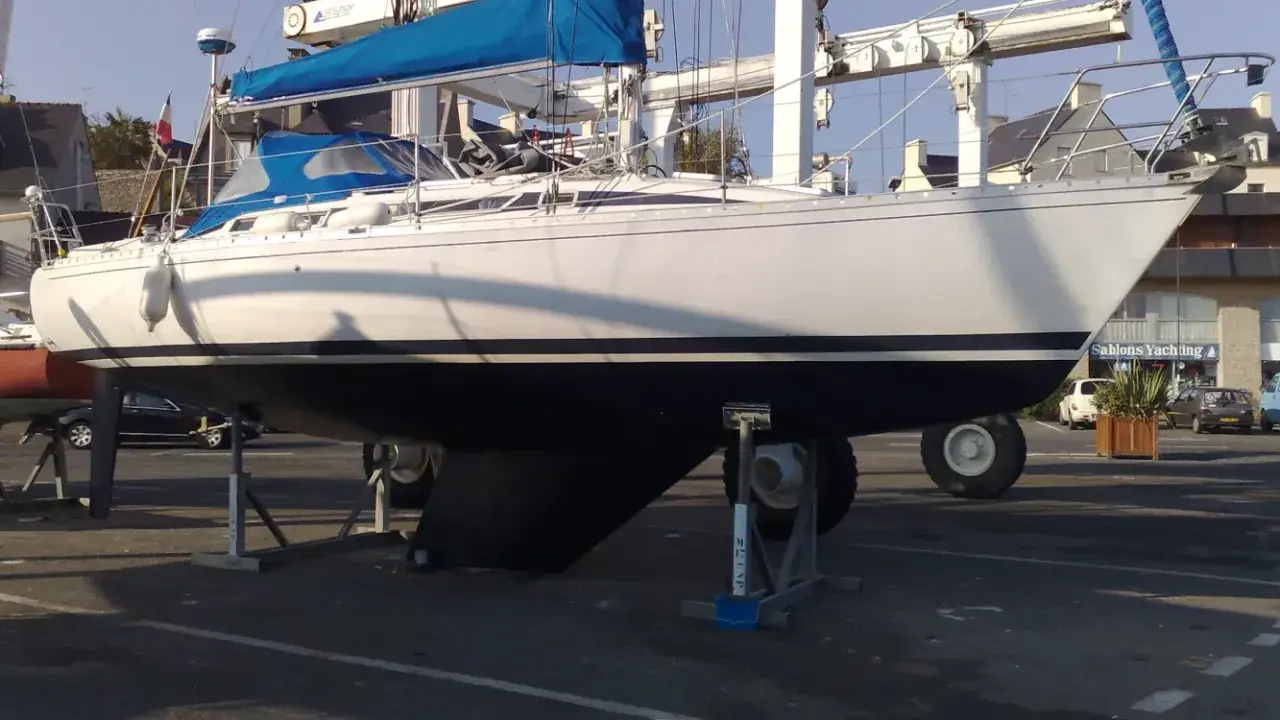 Voilier blanc sur bers, prêt pour la saison. Les premiers 345 avis sont positifs pour ce bateau.