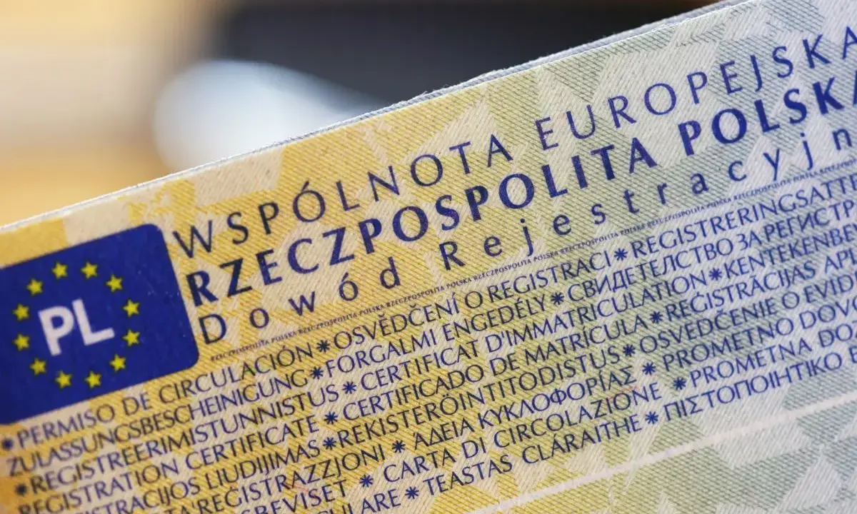 Fragment dowodu rejestracyjnego pojazdu z napisem "Dowód Rejestracyjny" i flagą PL.