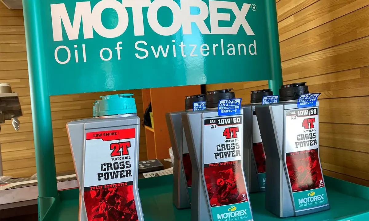 Des bouteilles d'huile moteur Motorex, idéales pour choisir l'huile adaptée à votre véhicule.