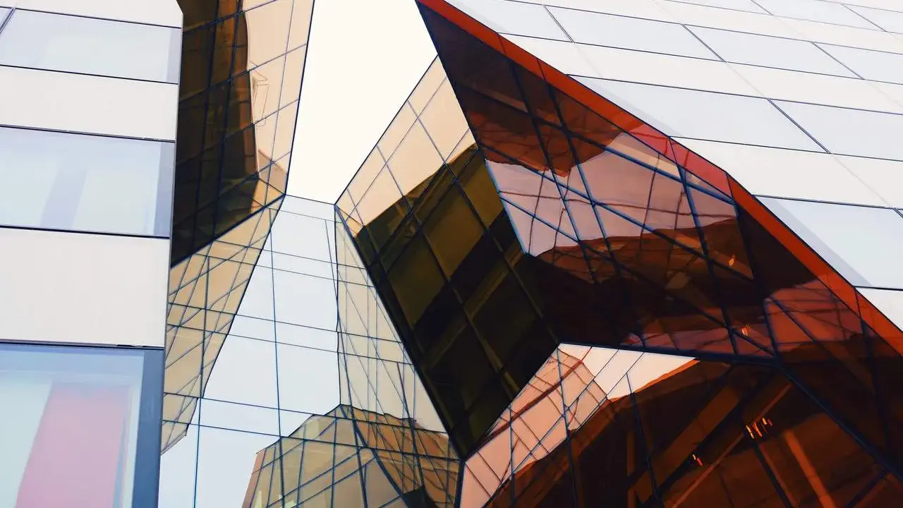 Kista Science Tower speglar himlen i sina geometriska glasfasader, en modern arkitektonisk juvel.