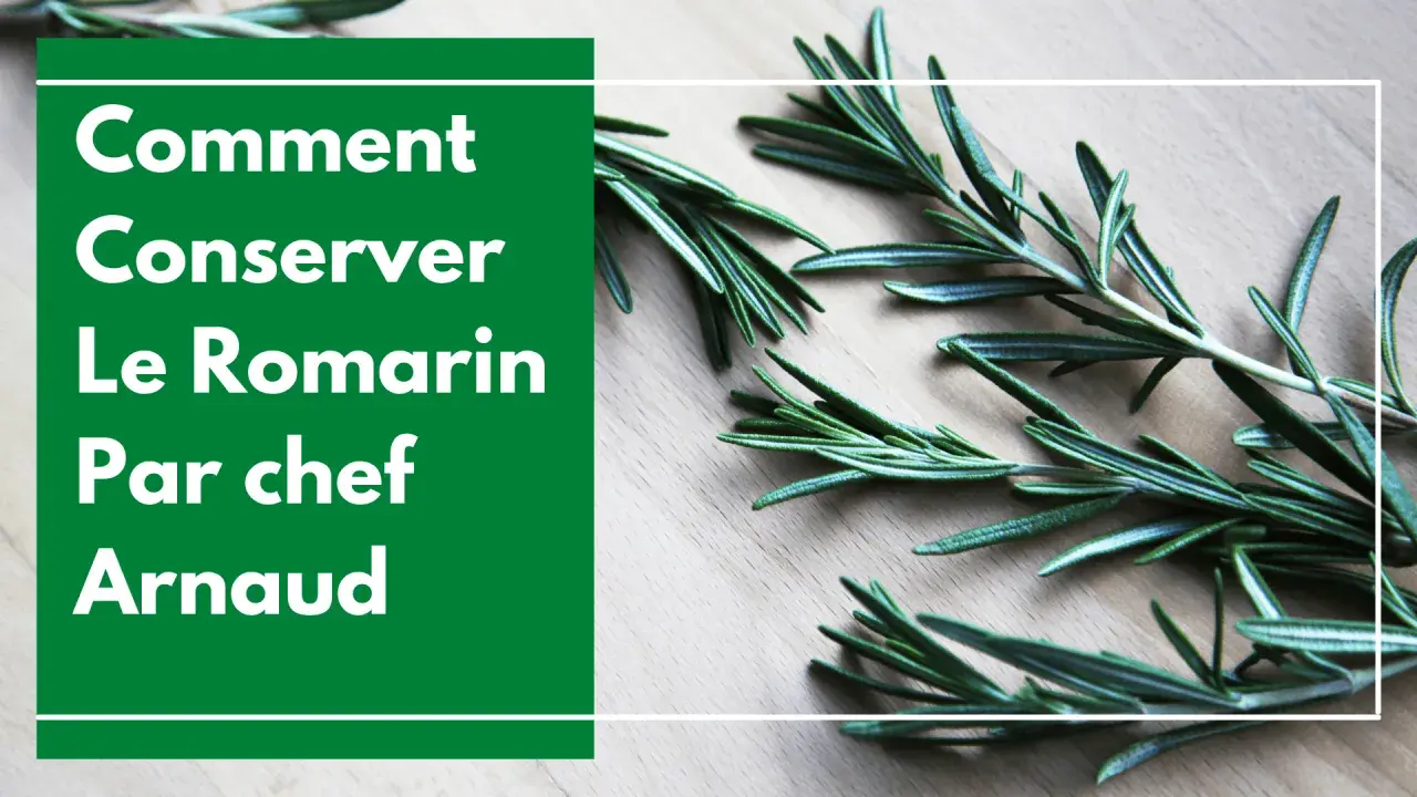 Comment conserver le romarin : des brins frais sur fond de bois, avec des conseils du chef Arnaud.