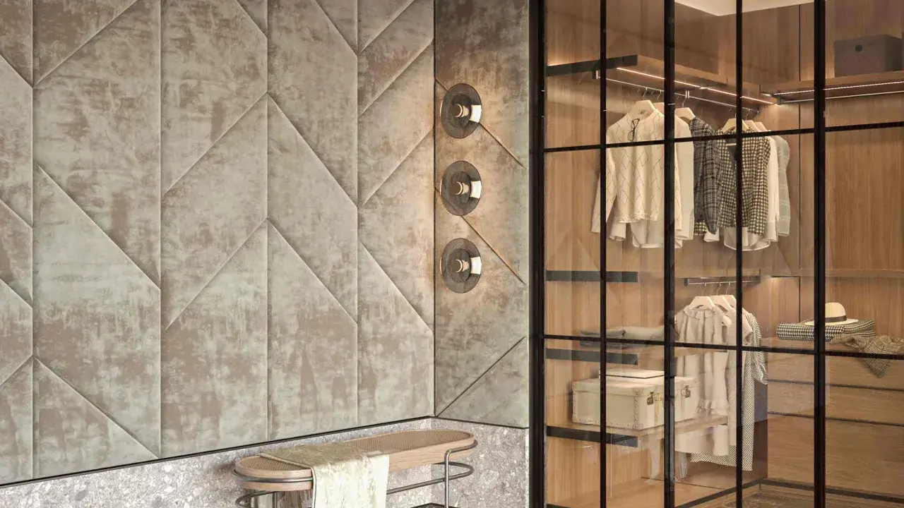 Ingresso con boiserie moderne in tessuto trapuntato geometrico, panca in legno e vimini, e cabina armadio a vista con illuminazione integrata.