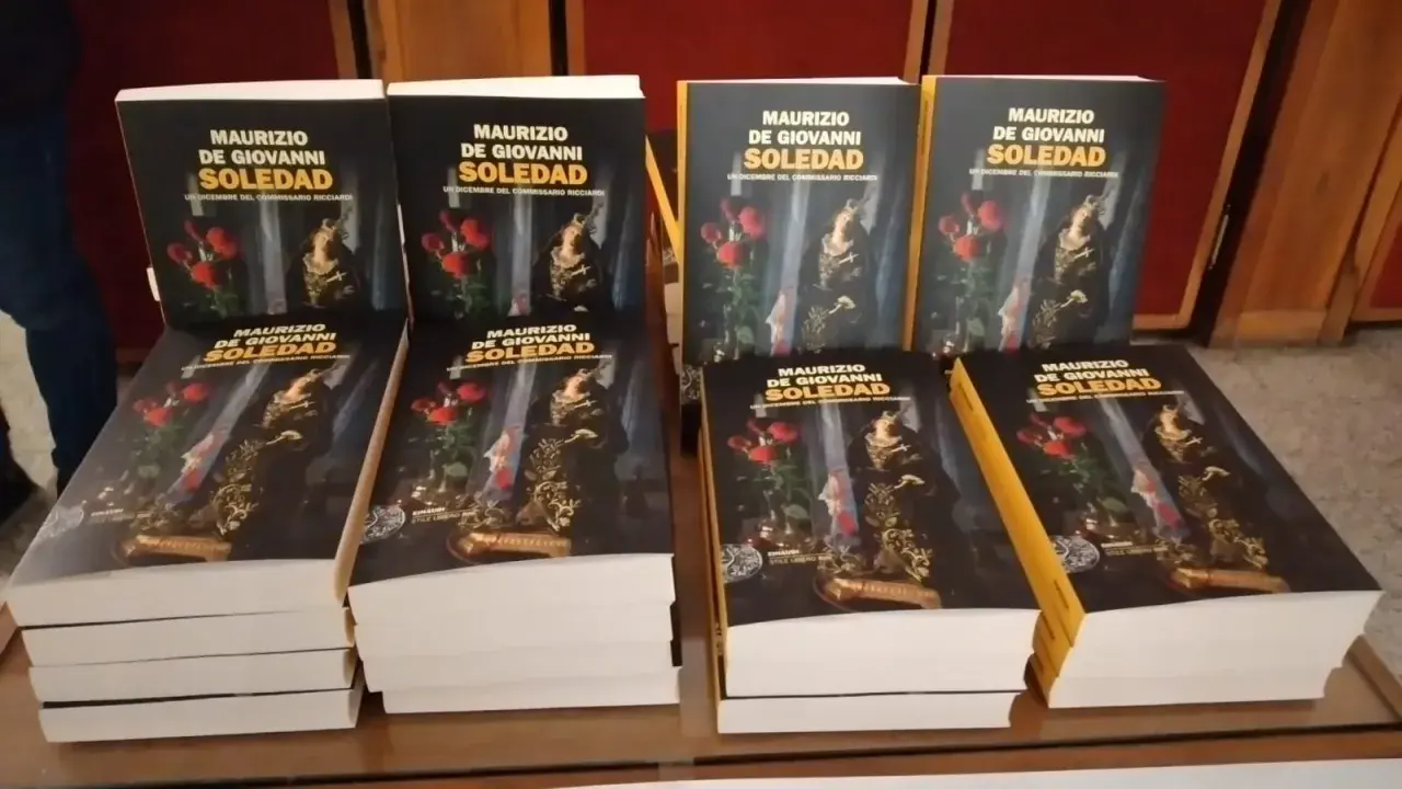 Pile di libri "Soledad" di Maurizio De Giovanni, con la trama che promette un dicembre intenso per il Commissario Ricciardi.