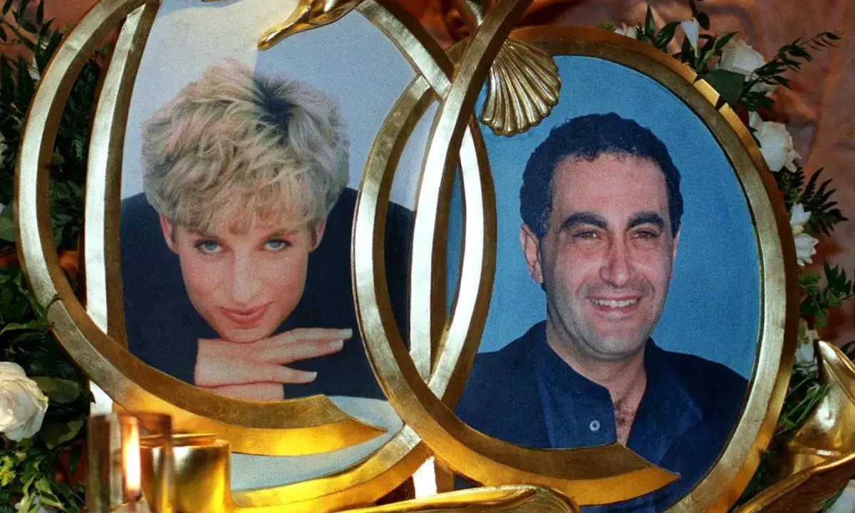Cornice dorata con ritratti di Lady Diana e Dodi Al-Fayed, un omaggio commovente che ricorda l'anello Lady Diana originale.
