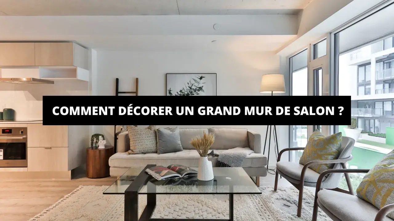 Idées pour comment décorer un grand mur de salon : un tableau végétal, un canapé confortable et des fauteuils invitants.