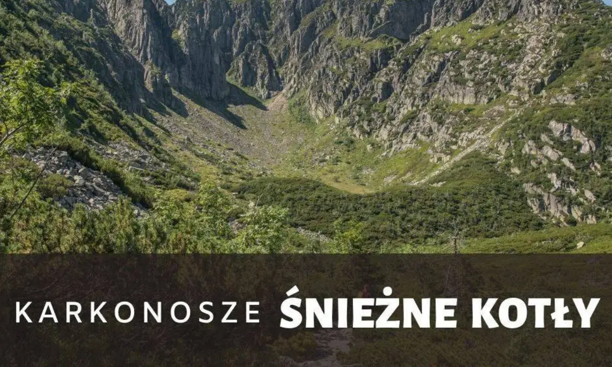 Malowniczy krajobraz Karkonoszy. Ścieżka prowadzi przez skaliste zbocza i zielone doliny w kierunku szczytu. Trasa przez Śnieżne Kotły zachwyca.
