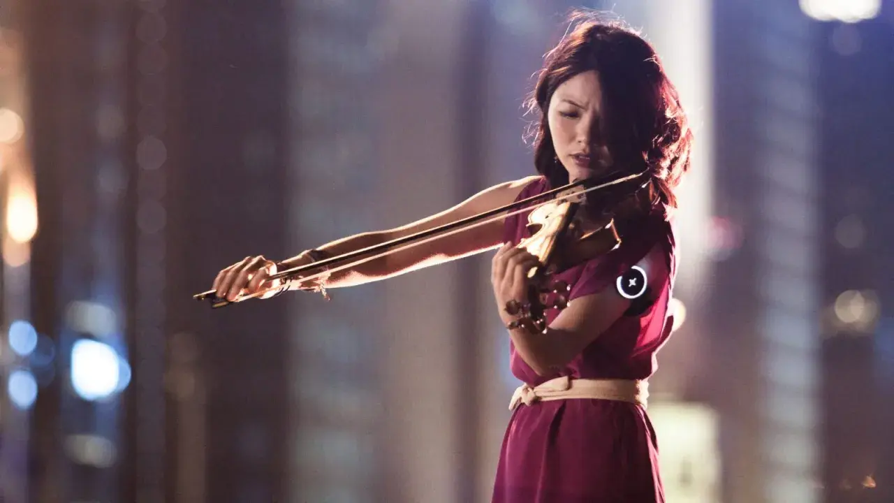 Une jeune femme joue du violon, un instrument réputé pour être le plus difficile à maîtriser.