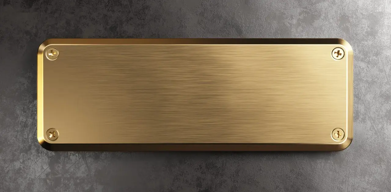 Plaque en laiton brossé, fixée par quatre vis, prête pour un projet de comment décaper du laiton.