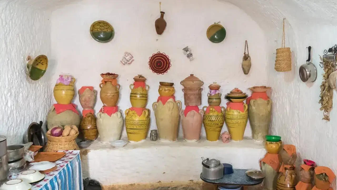 Tradycyjne naczynia ceramiczne, idealne pamiątki, które warto przywieźć z Tunezji.