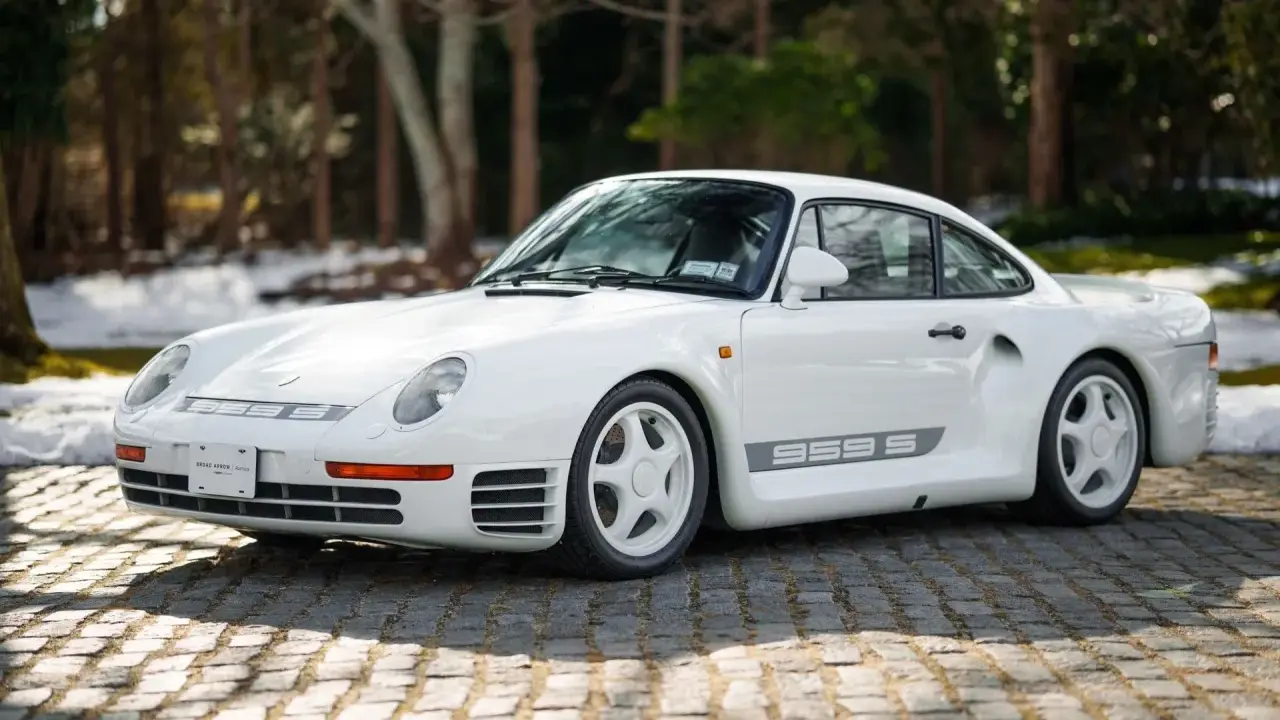 Weißer Porsche 959 S auf Kopfsteinpflaster. Ein Klassiker, dessen 959 Porsche Preis Kenner begeistert.