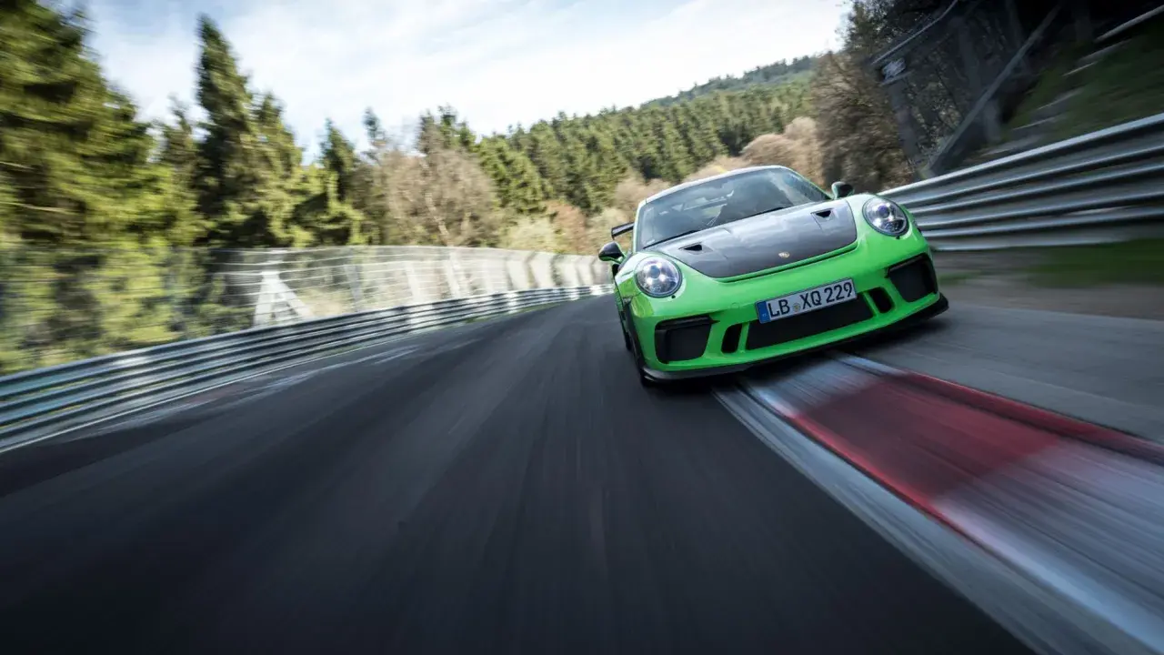 Grüner Porsche GT3 RS auf der Nordschleife, jagt eine neue Bestzeit.