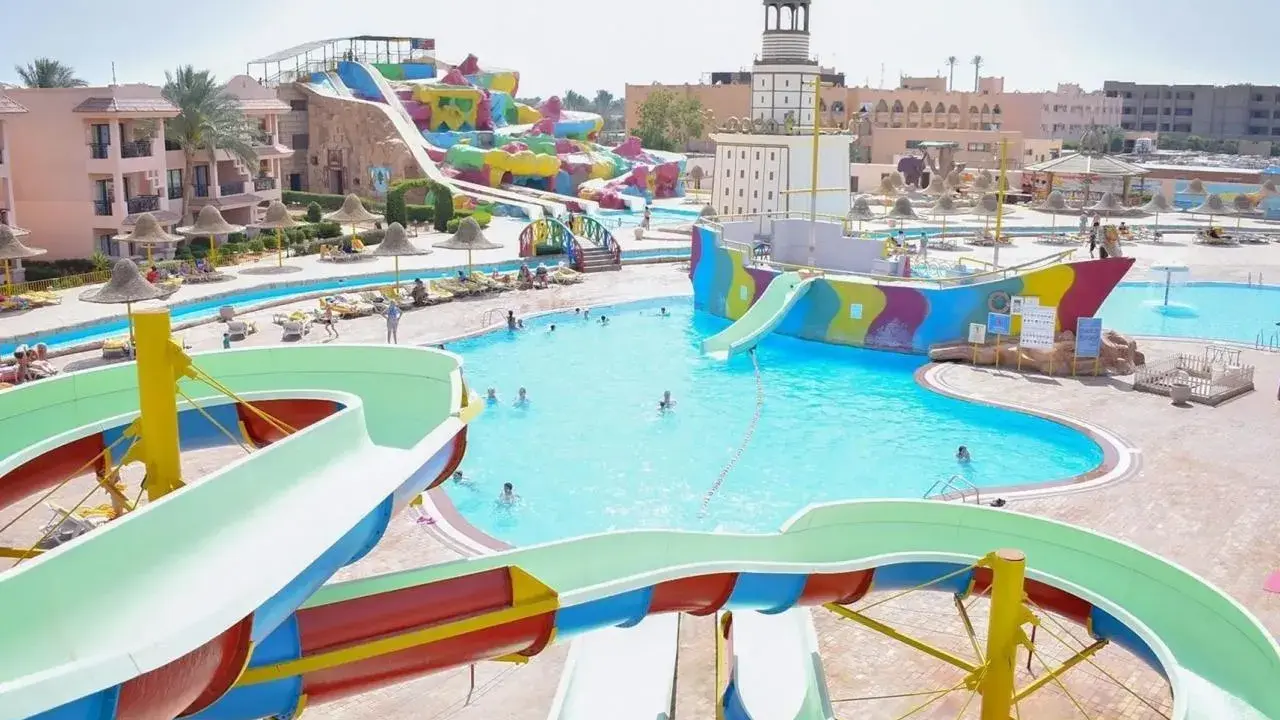 Kolorowy aquapark Parrotel Aqua Park Resort z basenami, zjeżdżalniami i statkiem pirackim.