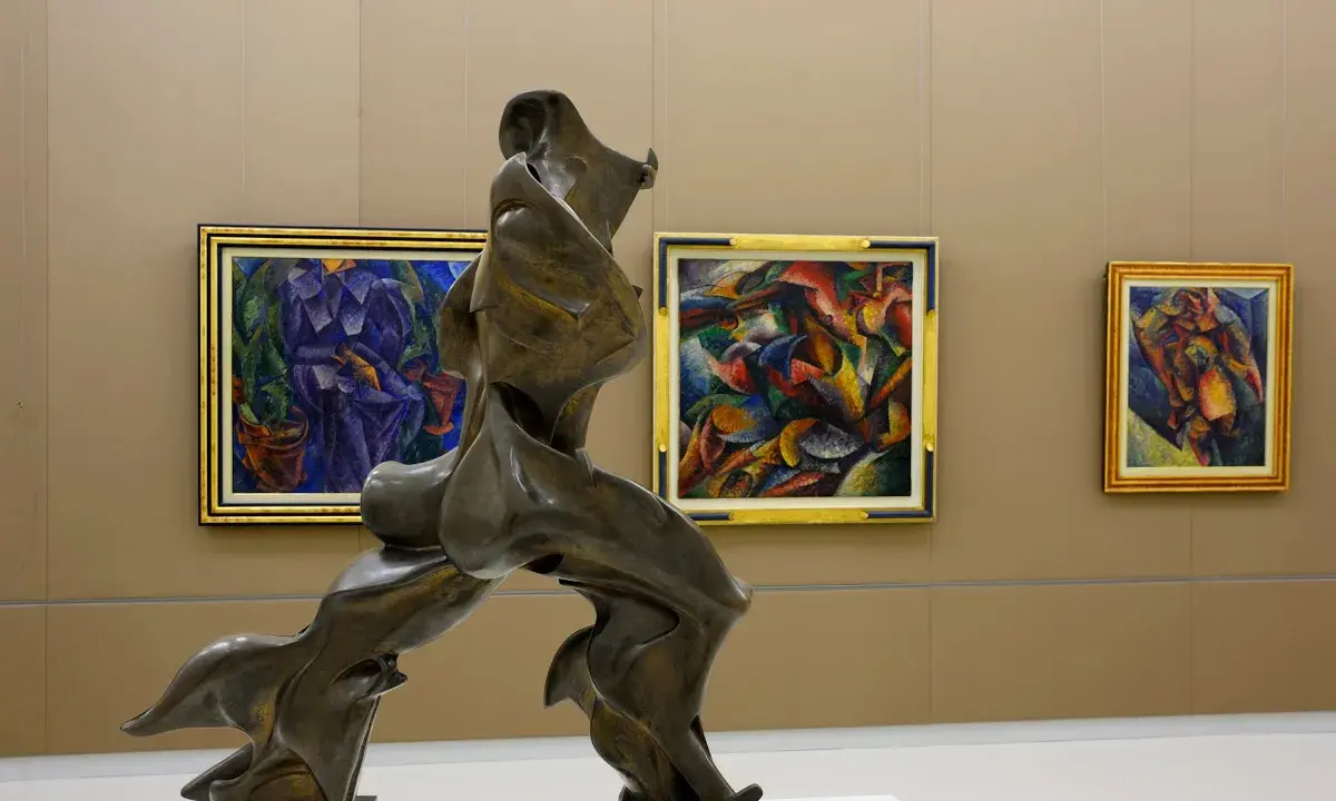 Sculture famose in bronzo e dipinti futuristi, un connubio di arte dinamica che cattura lo sguardo.