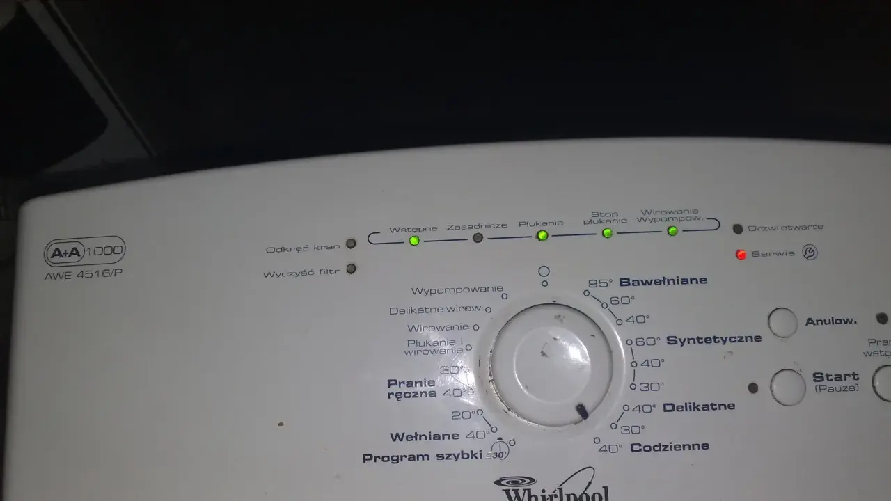 Czerwona lampka "Serwis" na pralce Whirlpool AWE 4516/P oznacza awarię. Warto sprawdzić instrukcję, co oznacza serwis w pralce Whirlpool.