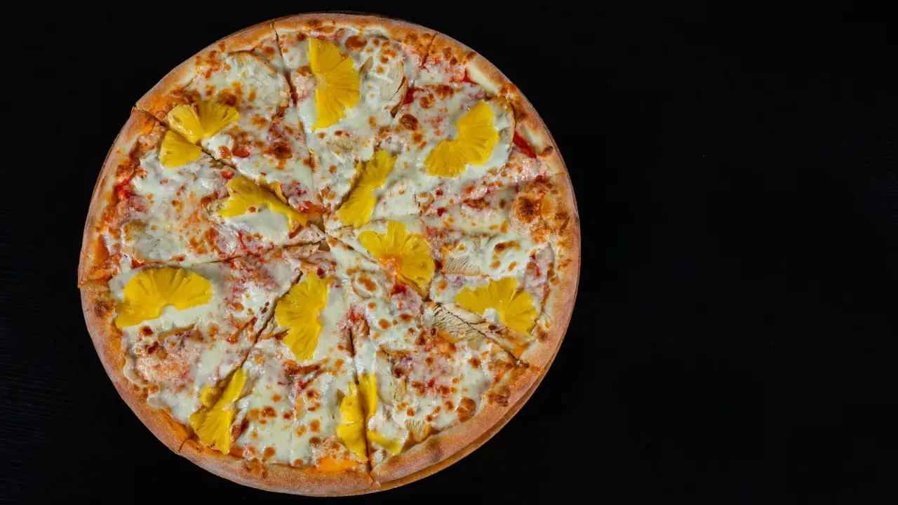 Pizza hawajska: Kto ją stworzył i dlaczego budzi tyle emocji?