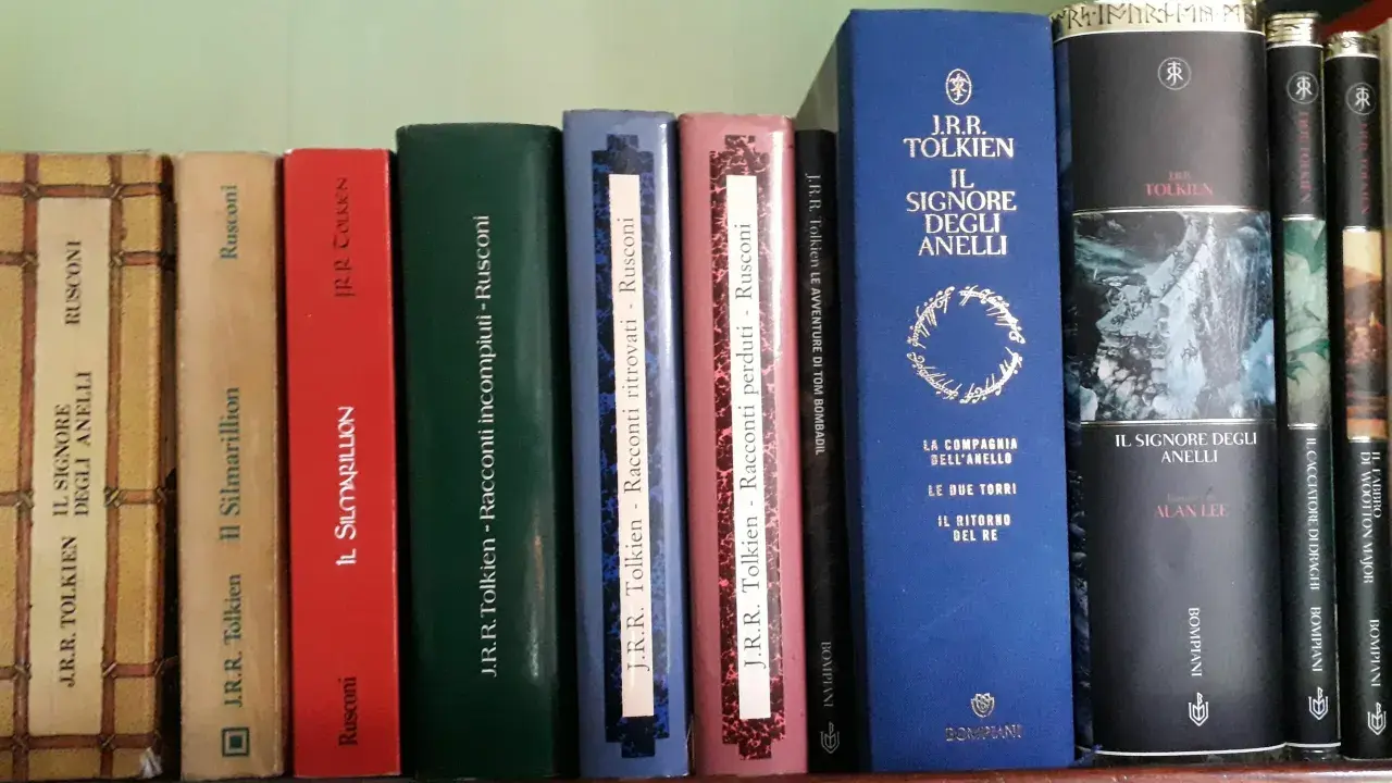 Una collezione di altri libri dall'autore di Il Signore degli Anelli, tra cui Il Silmarillion e vari racconti.