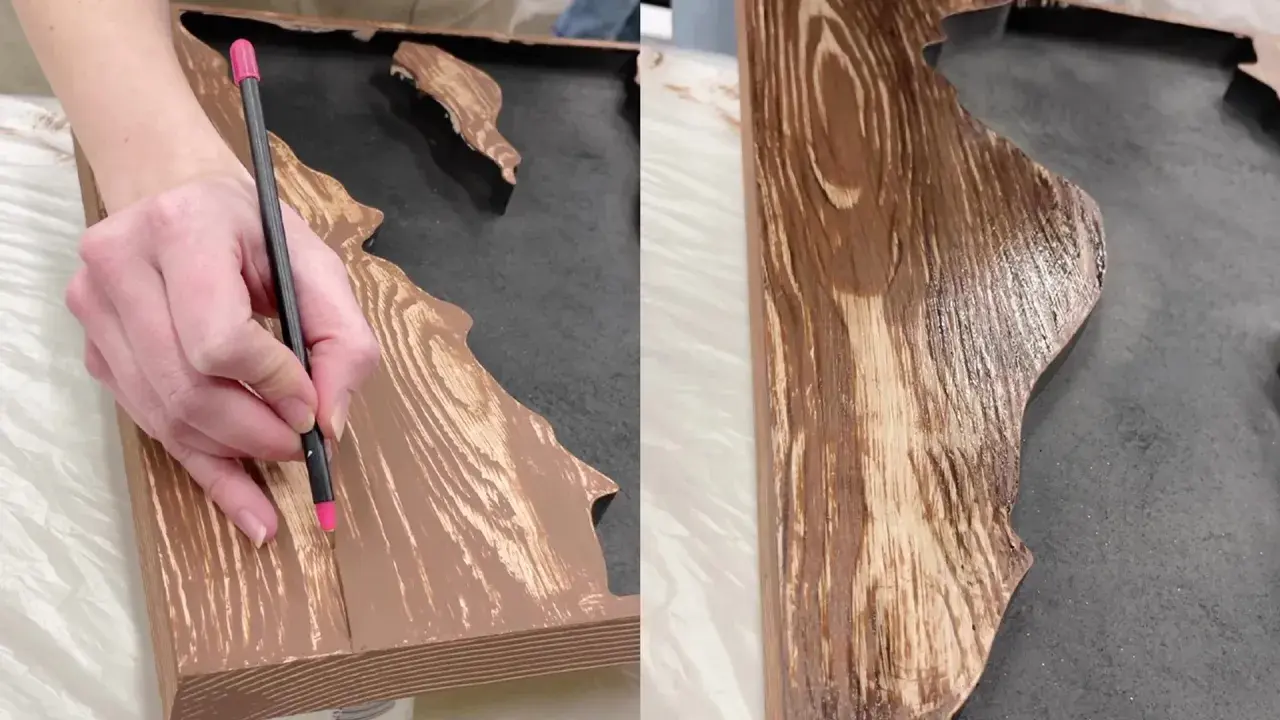 Mano detallando un diseño para pintar efecto madera sobre una superficie.