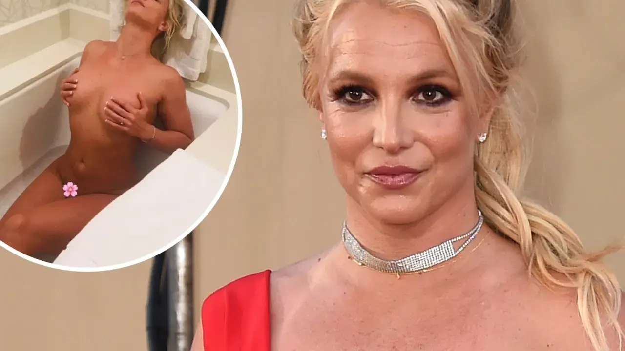 Britney Spears naken i badkar, med en blomma som täcker hennes intima delar. Bredvid syns hennes ansikte i närbild.