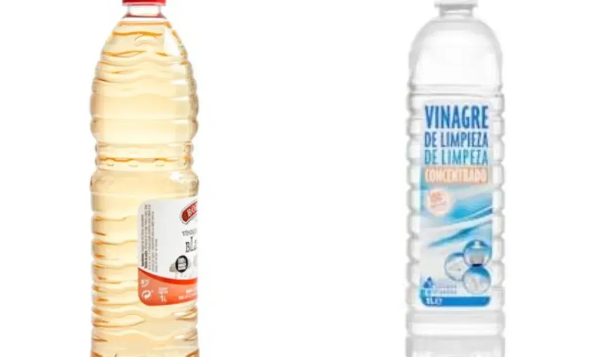 Dos botellas de vinagre de limpieza para la ropa. Una es transparente y la otra tiene un líquido amarillento.