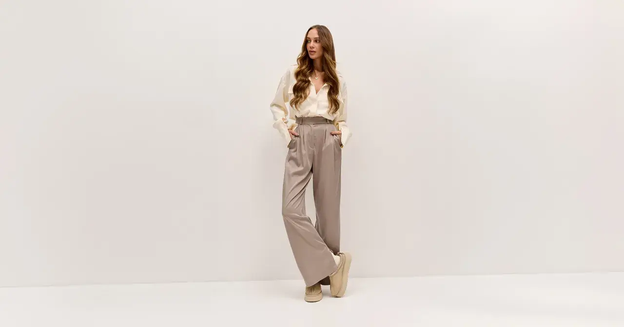 Elegancka kobieta w luźnych spodniach i koszuli. Lyocell: wady i zalety tego materiału w modzie.