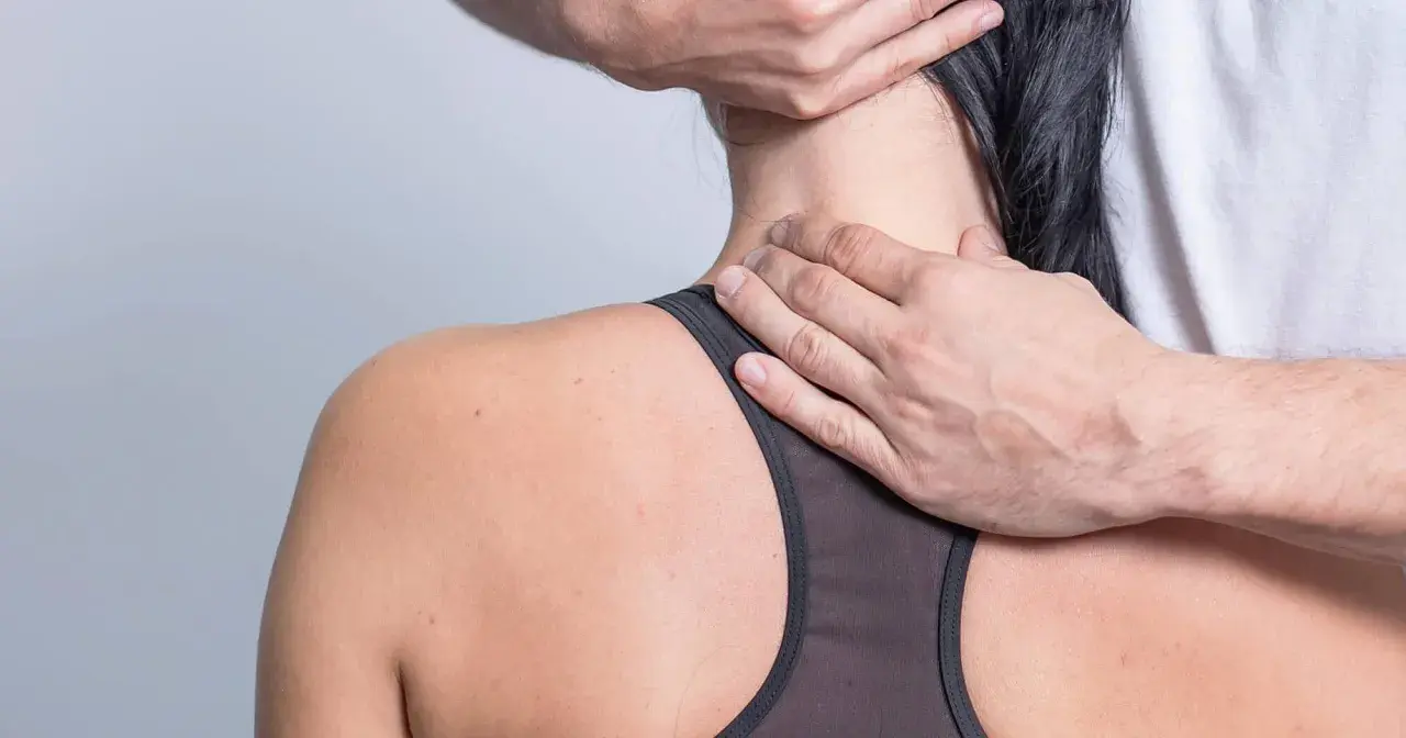 Husten kann zu Nackenschmerzen führen. Eine sanfte Massage im Nackenbereich kann Linderung verschaffen.