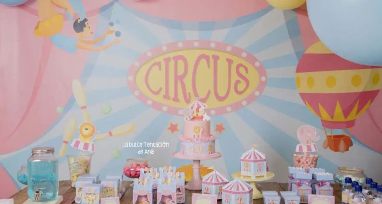 Una fiesta temática de circo para niños con pastel, globos y dulces.
