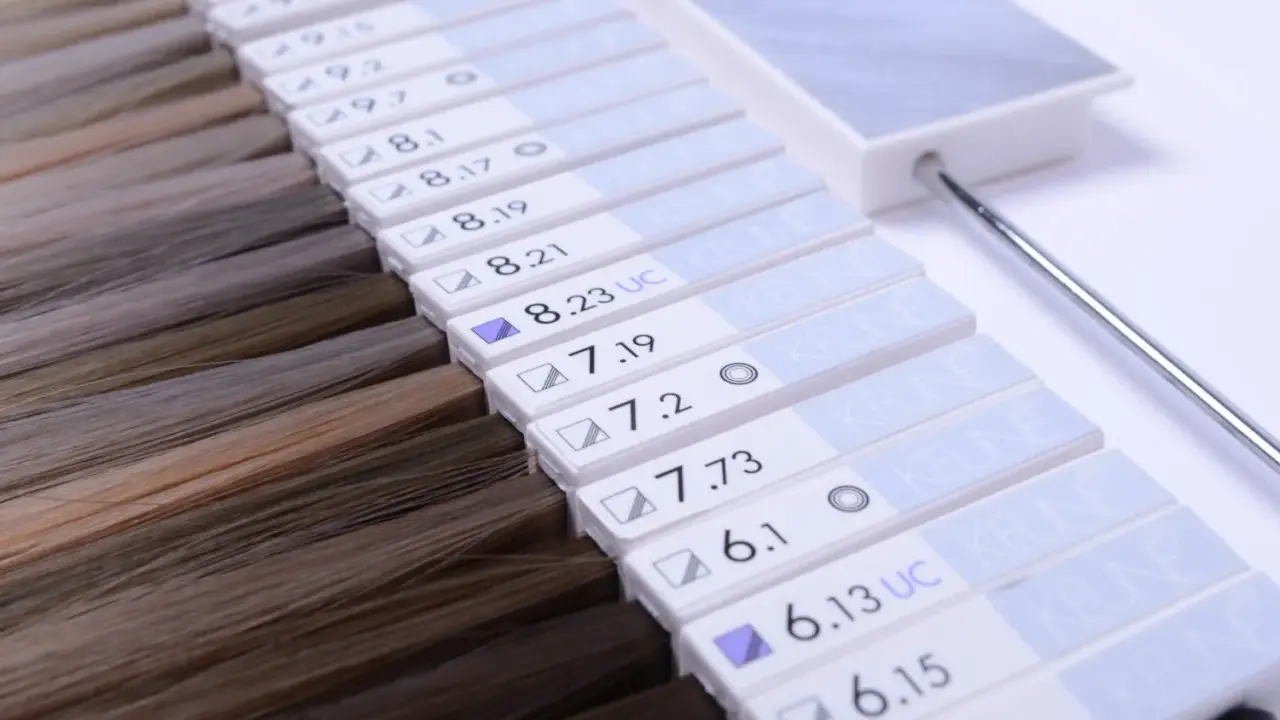 Farbkarte mit verschiedenen Nuancen von Keune Haarfarbe, von hellen Blondtönen bis zu dunklen Braun.