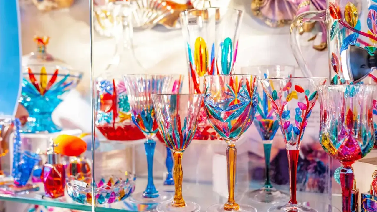 Verrerie colorée et artisanale, un aperçu du musée du verre Murano. Des coupes et verres aux motifs floraux et géométriques éclatants.