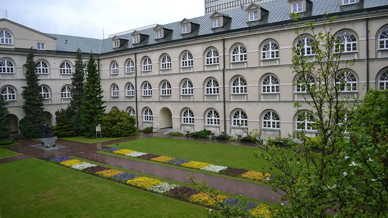 Dziedziniec uniwersytecki w Lublinie, idealne miejsce na studia.