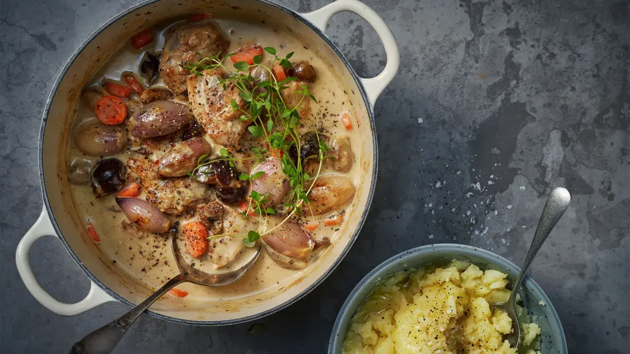 En krämig snabb kycklinggryta med schalottenlök, morötter och svamp, toppad med färsk timjan. Serveras med en skål potatismos.