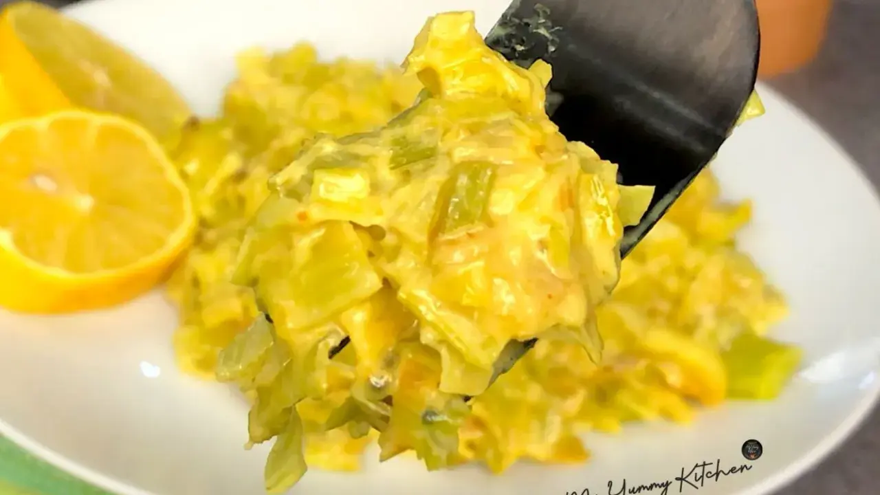 Délicieuse recette avec poireaux crémeux, servie avec des quartiers de citron. Un plat réconfortant et plein de saveurs.