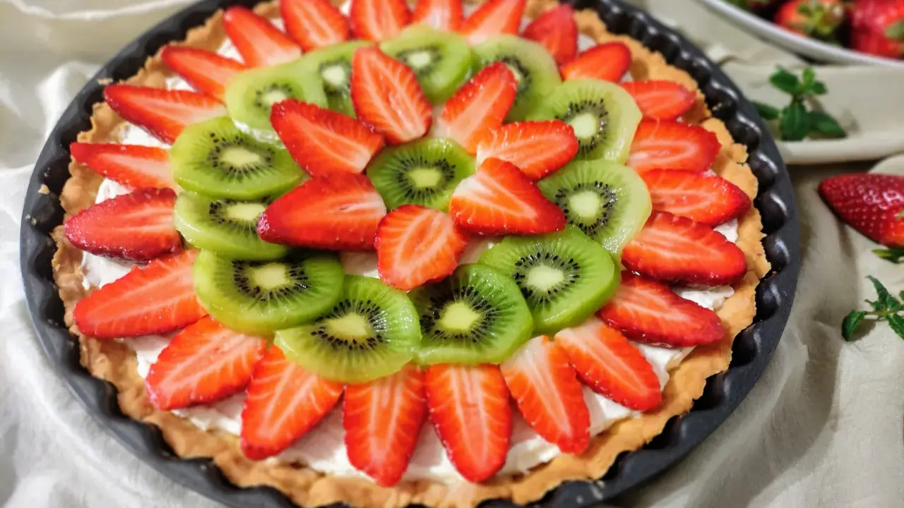 Tarta owocowa: przepis na idealny spód i krem. Sekrety mistrzów!