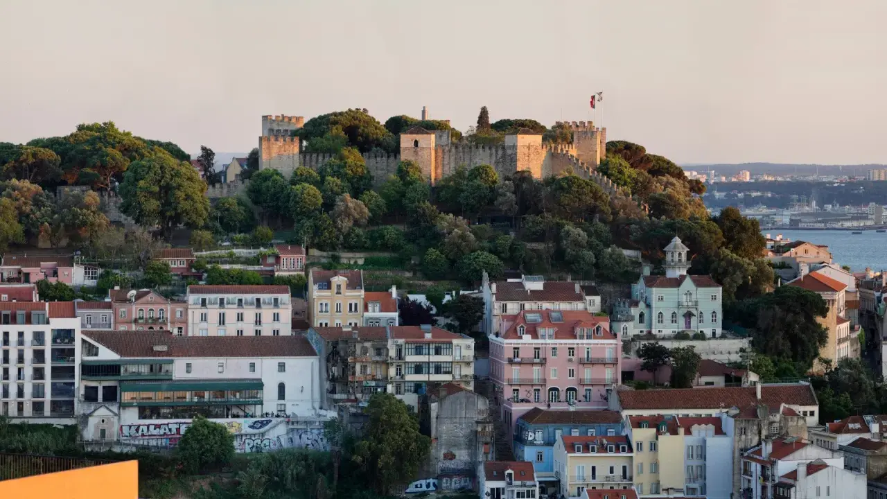 Blick auf Lissabon mit dem Castelo de São Jorge auf dem Hügel. Tickets für das Castelo de São Jorge sind hier erhältlich.