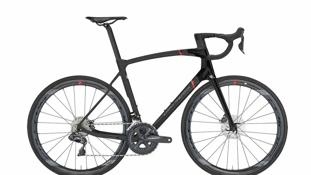 Czarny rower szosowy Eddy Merckx z karbonową ramą i kołami. Idealny do szybkich wyścigów i długich tras.