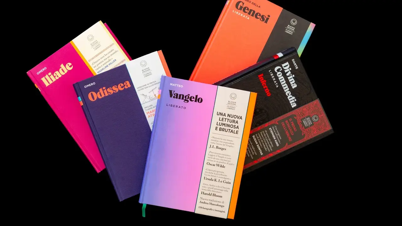 Libri classici rilegati, tra cui Iliade, Odissea, Vangelo, Genesi, Divina Commedia e Il primo romanzo dell'orrore, con il logo Blackie Edizioni.