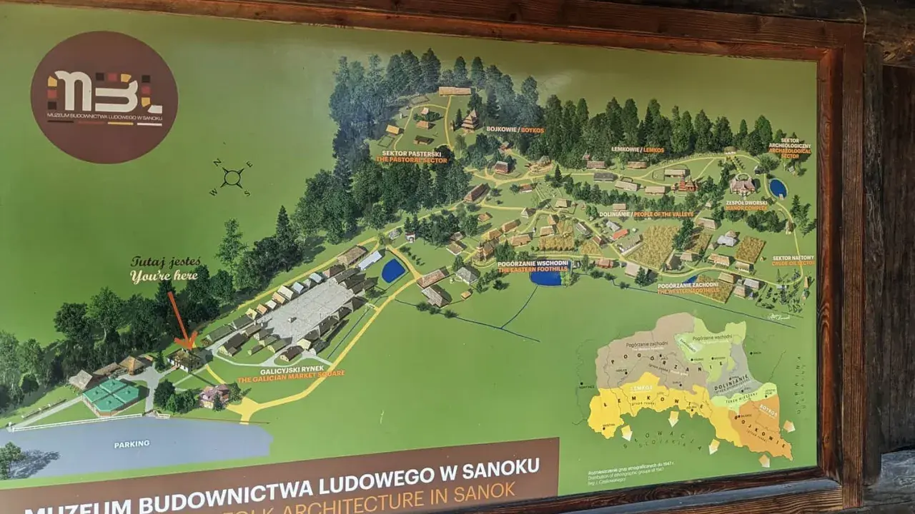 Mapa Muzeum Budownictwa Ludowego w Sanoku. Pokazuje rozmieszczenie sektorów: galicyjski rynek, pastoralny, bojkowski, łemkowski, doliniański, dworski, naftowy i pogórzański.
