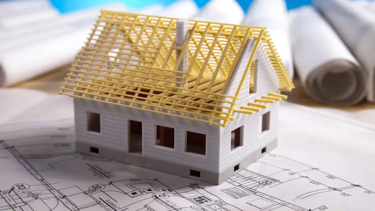 Model domu na planach budowlanych, zastanawiasz się, ile kosztuje adaptacja projektu?