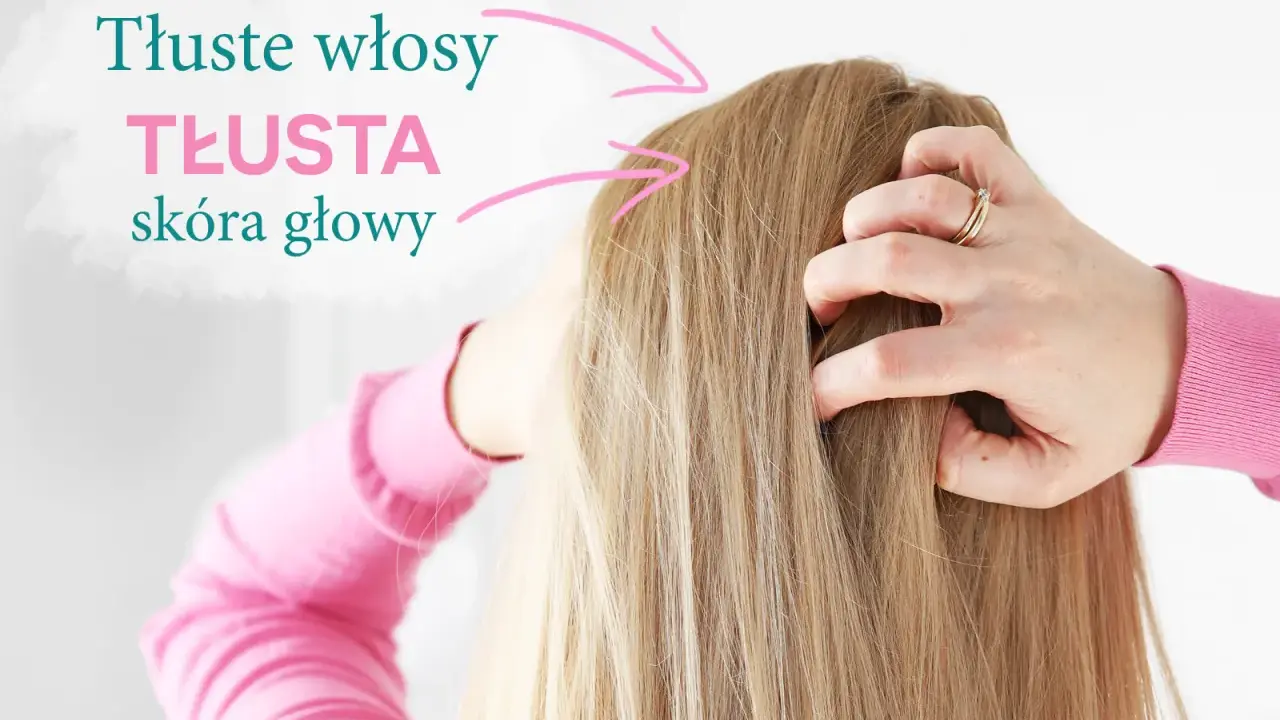 Dłonie w blond włosach, wskazujące na przetłuszczające się włosy u nasady i tłustą skórę głowy.