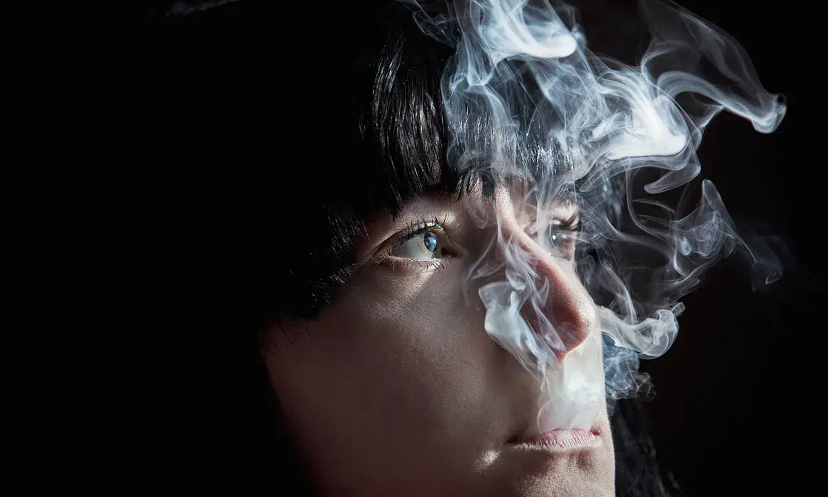 Rauchende Augen, umhüllt von Nebel. Ein Blick, der Geschichten erzählt, während der Rauch wie ein Schleier die Konturen verwischt.