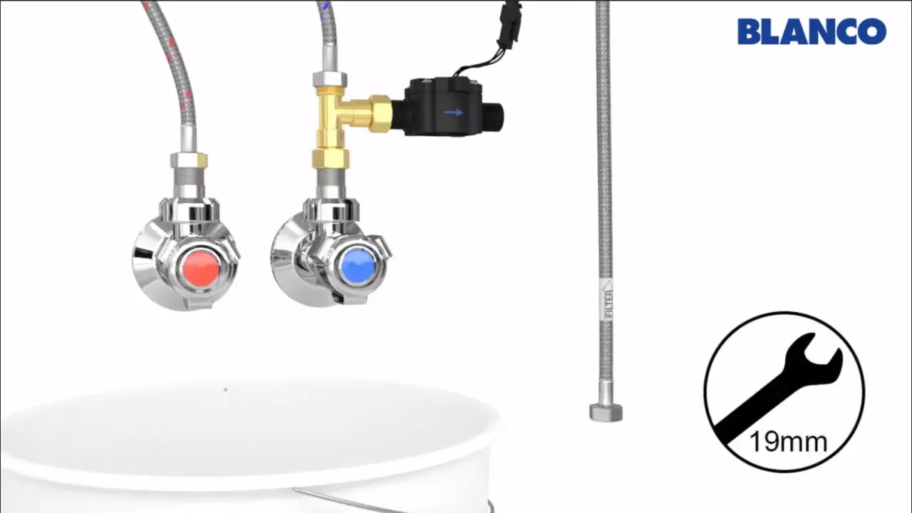 Anschluss eines Wasserhahns an einen Boiler: Flexschläuche, ein T-Stück mit Magnetventil und ein 19mm-Schlüssel sind zu sehen.