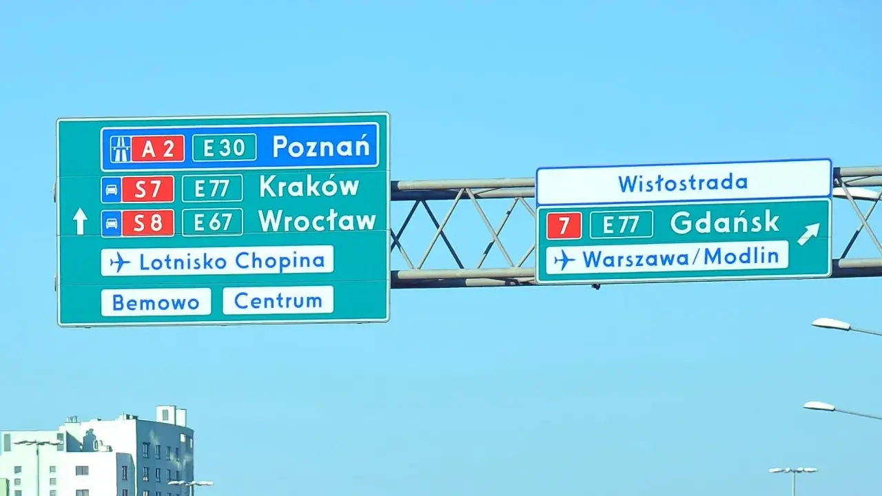 Oznaczenie drogi krajowej z kierunkami na Poznań, Kraków, Wrocław, Lotnisko Chopina, Bemowo, Centrum, Gdańsk i Warszawę/Modlin.